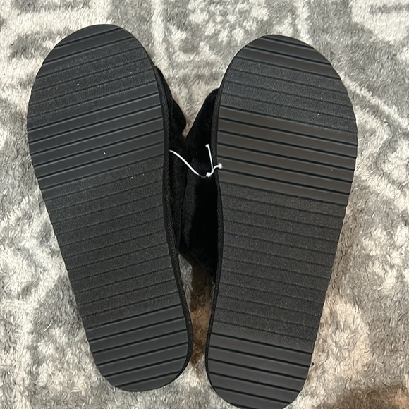 Old navy house shoes - Picture 2 of 3